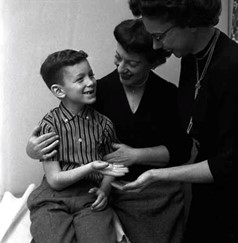 Women sorting baby teeth delivered by U.S. mail (St. Louis, 1960)